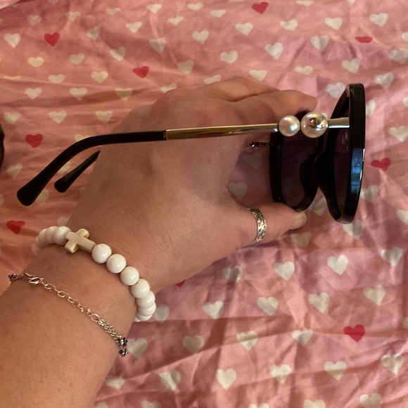 Chanel Black sunglasses with silver and Pearl detailing - Picture 4 of 10